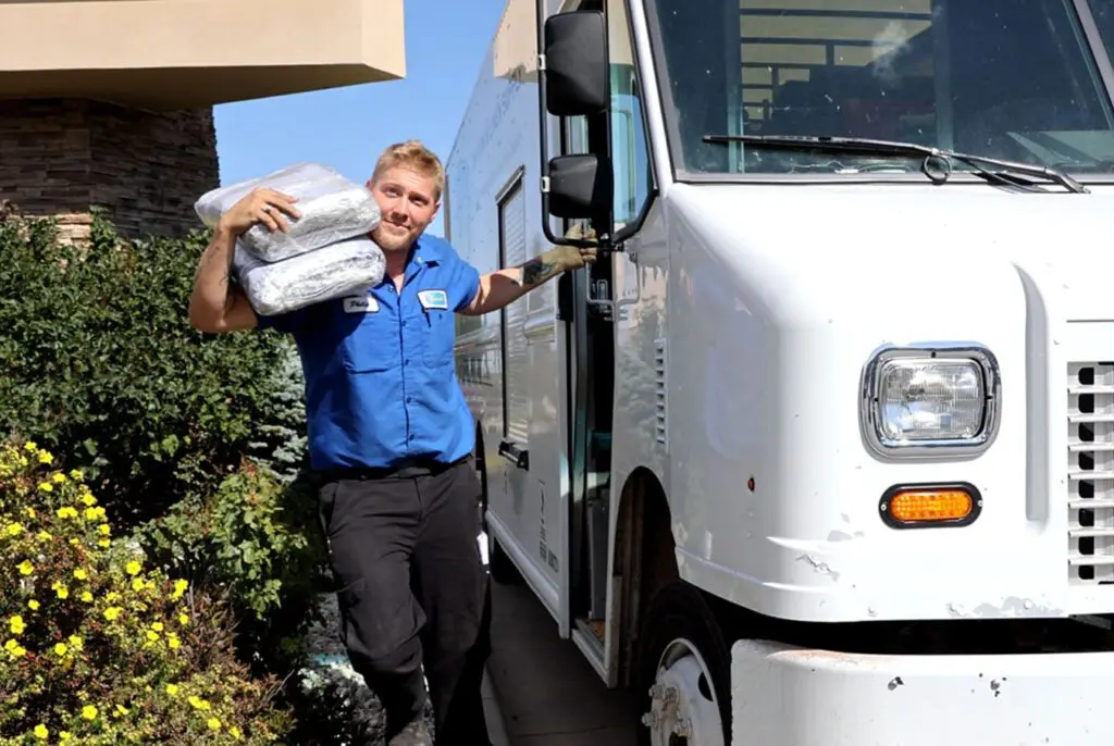 Servall-Employee-Delivering-Fresh-Linens-for-a-Business